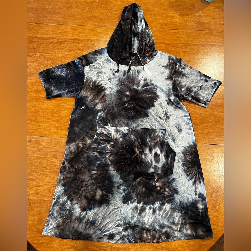NWT Coco + Carmen Tie Dye Short Sleeve Hooded Dress With Pockets